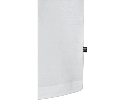 Detailweergave van een witte textielstof met een klein etiket