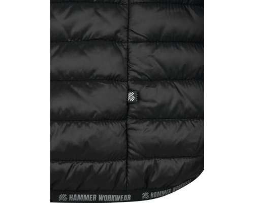 Gedetailleerde opname van een gewatteerde jas met Hammer Workwear logo.