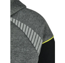Detail van een grijze hoodie met reflecterende strepen