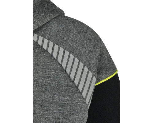 Detail van een grijze hoodie met reflecterende strepen