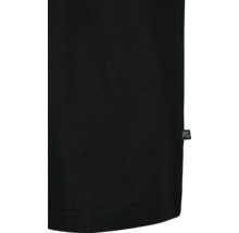 Detailopname van een zwart T-shirt met klein logolabel.