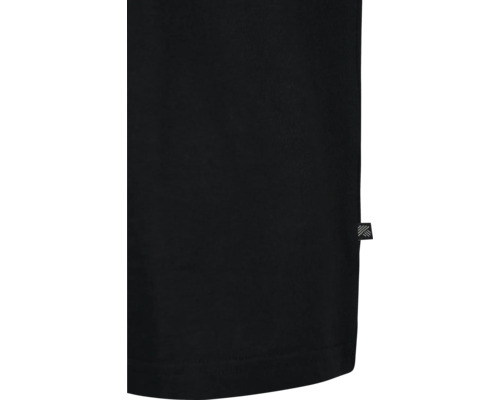 Detailopname van een zwart T-shirt met klein logolabel.