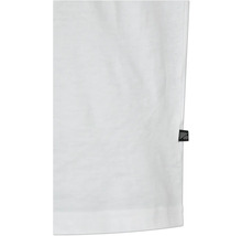 Detailopname van een wit T-shirt met een klein etiket