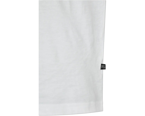 Detailopname van een wit T-shirt met een klein etiket