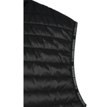Detail van een zwart gewatteerd werkvest met Hammer Workwear logo.