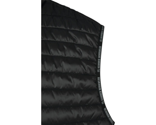 Detail van een zwart gewatteerd werkvest met Hammer Workwear logo.