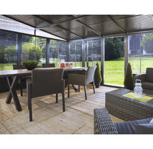 Lichte veranda met eettafel, stoelen en loungegedeelte voor buiten