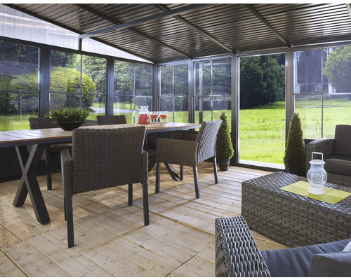Lichte veranda met eettafel, stoelen en loungegedeelte voor buiten