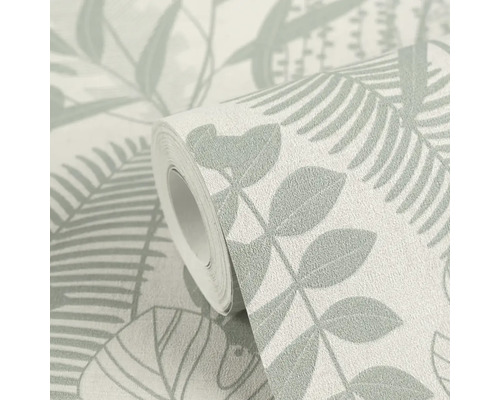 Een rol behang met bladmotief.