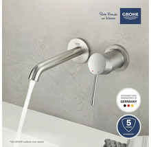 Wandkraan van metaal met waterstraal en Grohe logo