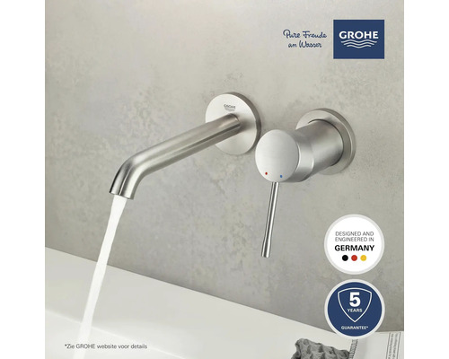 Wandkraan van metaal met waterstraal en Grohe logo