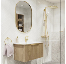 Badkamer met wastafelonderkast, spiegel en douche