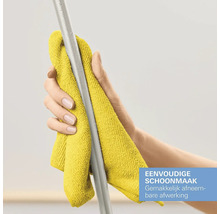 Reiniging van een stang met een gele doek