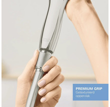 Close-up van een handdouche met gestructureerde greep, vastgehouden door een hand