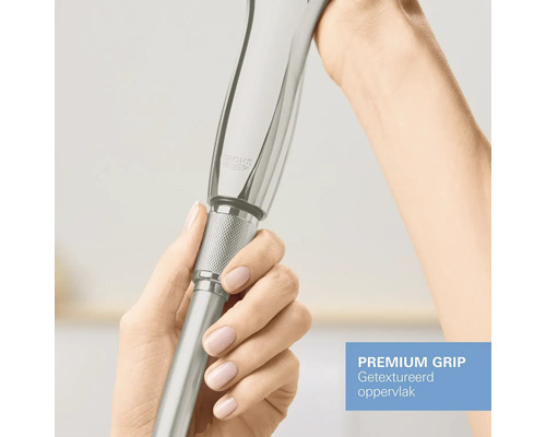 Close-up van een handdouche met gestructureerde greep, vastgehouden door een hand