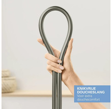 Een hand houdt een flexibele doucheslang vast.