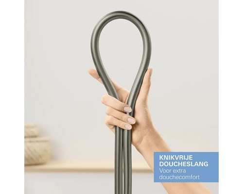 Een hand houdt een flexibele doucheslang vast.