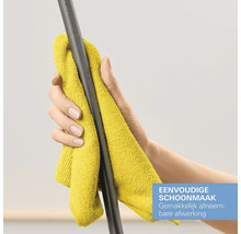 Een persoon veegt een stang schoon met een gele microvezeldoek.