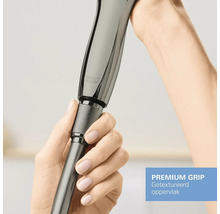 Close-up van een handdouche met gestructureerd oppervlak en Grohe logo