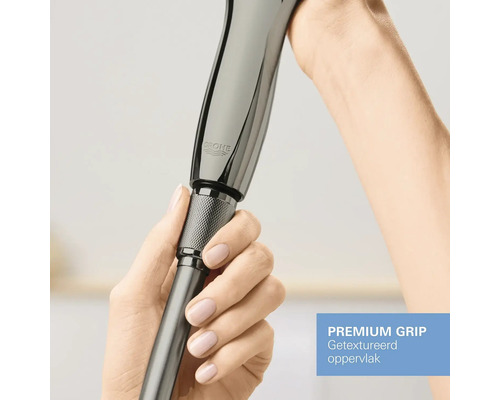 Close-up van een handdouche met gestructureerd oppervlak en Grohe logo
