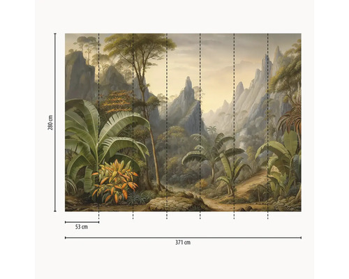 Fotobehang met oerwoudlandschap, bergen en tropische planten, 371 bij 280 centimeter, verdeeld in banen van 53 centimeter.