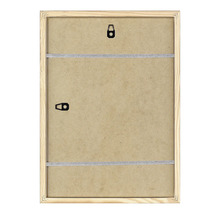 Achterkant van een fotolijst met houten frame en haken