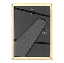 Achterkant van een houten fotolijst met standaard