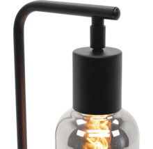 Tafellamp met een lampenkap van glas.