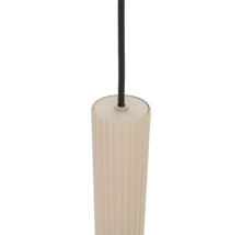 Close-up van een beige hanglamp met zwarte kabel