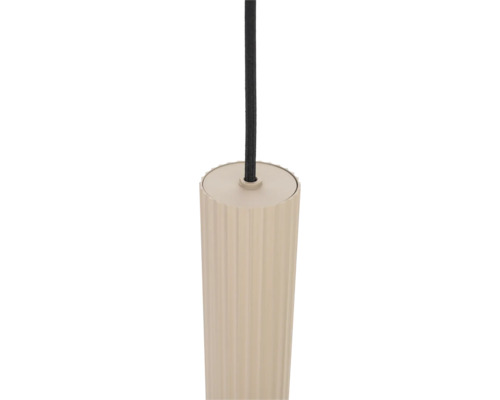 Close-up van een beige hanglamp met zwarte kabel