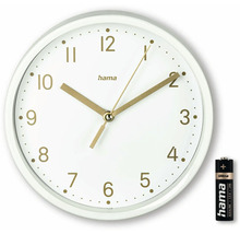 Witte wandklok met goudkleurige wijzers en cijfers en een batterij