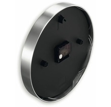 Achterkant van een wandklok met metalen behuizing