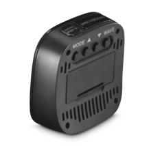 Zwarte digitale radiowekker met knoppen voor het instellen van modus, alarm en snooze-functie.