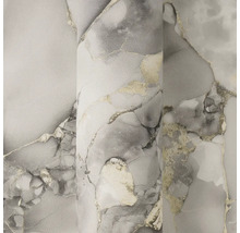 Vliesbehang met marmerlook, grijs patroon en gouden accenten.
