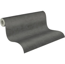 Donkergrijs vliesbehang met betonlook en gestructureerd oppervlak op een rol.