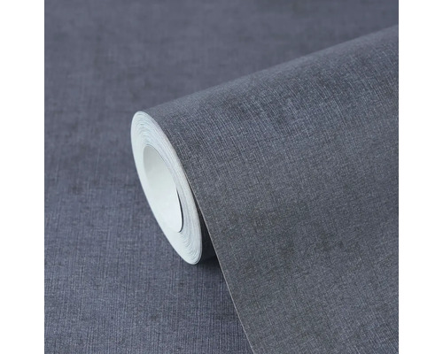 Vliesbehang met fijne linnenstructuur in antraciet, gedeeltelijk afgerolde rol voor wandafwerking.