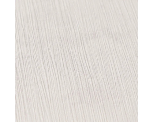 Detailopname van behang met een fijne verticale lijnstructuur.