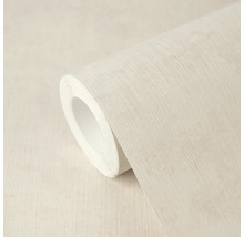 Rol vliesbehang met fijne lineaire structuur in crème.