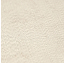 Detailweergave van een lichtbeige gestructureerd vliesbehang met fijne verticale lijnen.