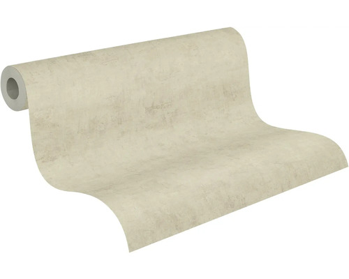 Gedeeltelijk uitgerolde beige vliesbehangrol met pleisterstructuur.
