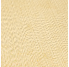 Beige vliesbehang met fijne verticale strepenstructuur.