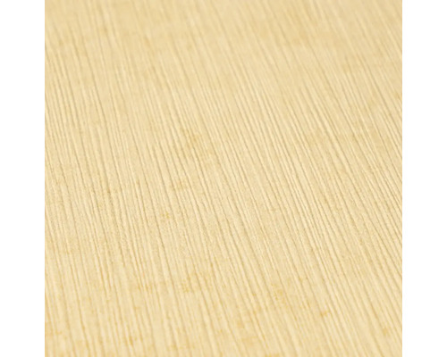Beige vliesbehang met fijne verticale strepenstructuur.