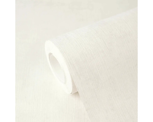 Een rol gestructureerd behang in crèmewit met een fijne lijnenstructuur.