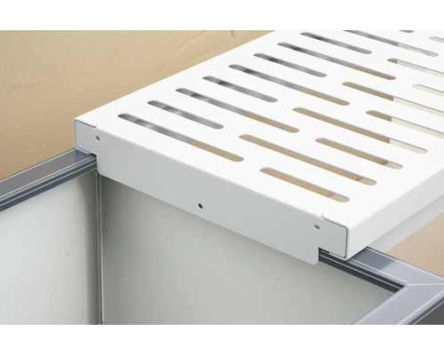 Spoelonderkast met uittrekbare mand en wit inhangmandje