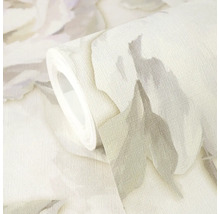 Gestructureerd vliesbehang met groot bloemenpatroon op een rol.