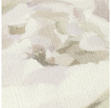 Detailopname van vliesbehang met een gestructureerd oppervlak en een abstract floraal aquarelpatroon.