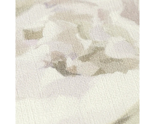 Detailopname van vliesbehang met een gestructureerd oppervlak en een abstract floraal aquarelpatroon.