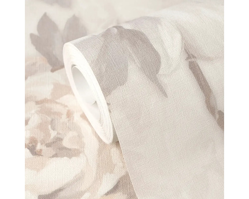 Vliesbehang met groot bloemenpatroon en fijne textielstructuur op een rol.