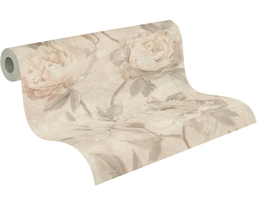 Vliesbehang met groot bloemenpatroon van pioenrozen in subtiele natuurtinten, met structuur.