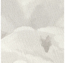 Detailopname van vliesbehang met linnenstructuur en een wolkenachtig aquarelmateriaal in grijs en wit.